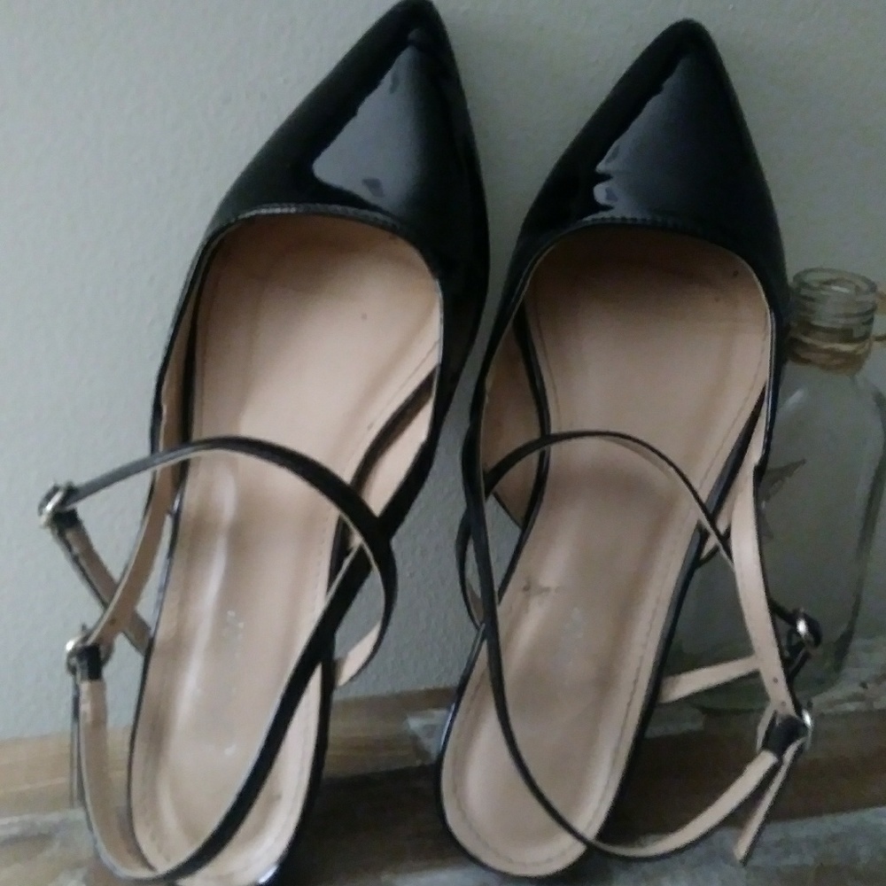 Ladies size 7 medium shoes